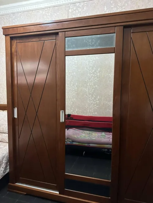 خزانة  3ابواب  في حالة  جيدة  من حطب  اتر