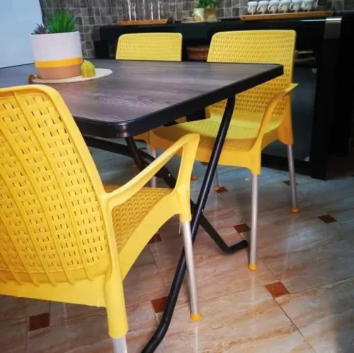 Chaises et tables