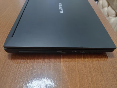 GIGABYTE G5 KC / Intel Core i5-10500H / 16GB / 512GB SSD / RTX 3060 105W / FHD / 144HZ / 15.6
