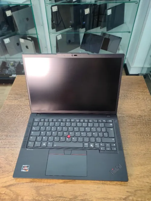 LENOVO THINKPAD P14S GEN5  AMD RYZEN 7 PRO  8840HS  RADEON 780M 48G DDR5 512 GB  écran 14"