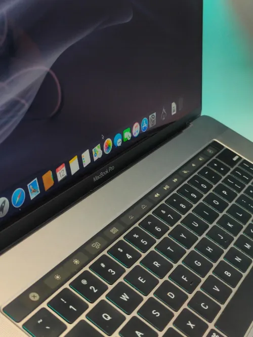 MacBook pro 15 2018 i7 AMD Radeon pro 555X 16gb RAM 256gb SSD  ecran 15,4" cycle 328 a