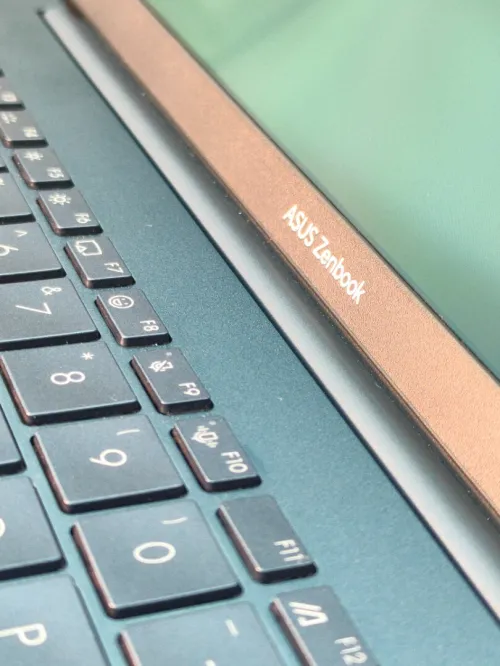 ASUS ZENBOOK 14 OLED ULTRA 9 285H 32 Go LPDDR5X. 1 To. NVMe 14 pouces, OLED