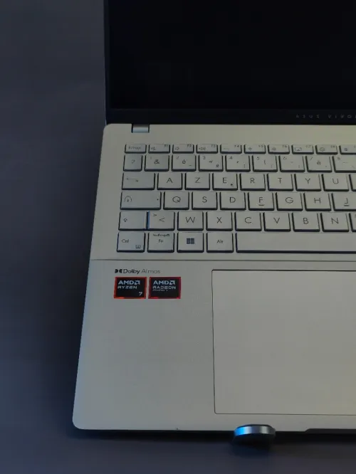 ASUS VIVOBOOK S16 ryzen 7 8845HS AMD RADEON 780M 16GB LPDDRX5 512SSD ÉCRAN 16" OLED