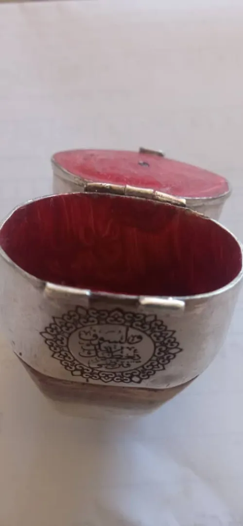خاتم اثري قديم من الفضة به حجر السينابار وزن إجمالي 72 g