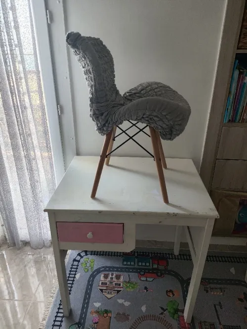 Bureau d'enfants avec chaise 