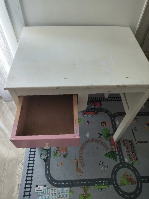 Bureau d'enfants avec chaise 
