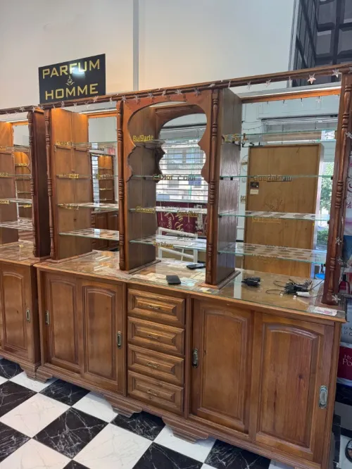 Meubles magasin cosmétique