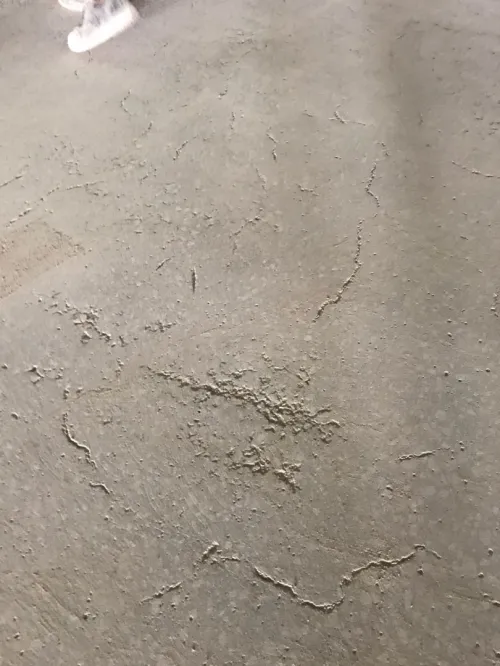 Rabotage et ponçage de son en béton 