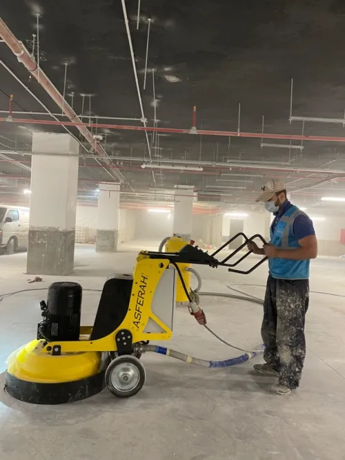 Rabotage et ponçage de son en béton 