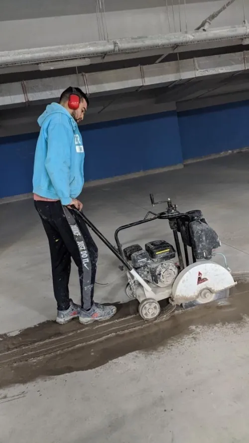 Rabotage et ponçage de son en béton 