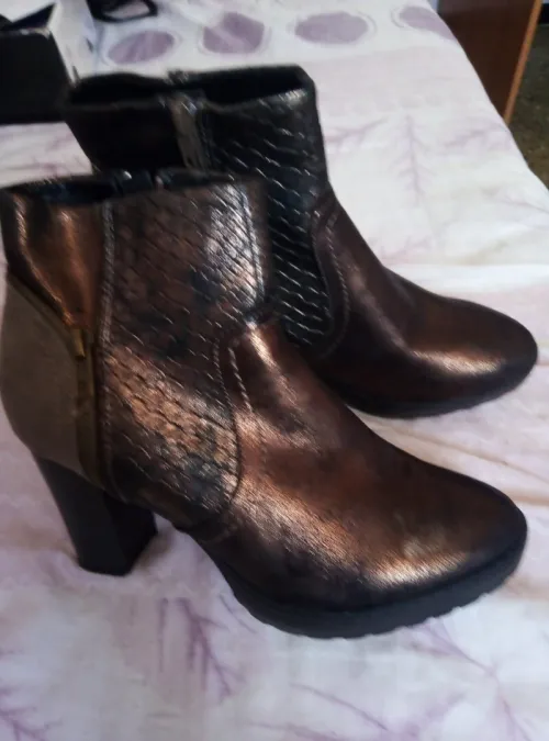 un lot de chaussure