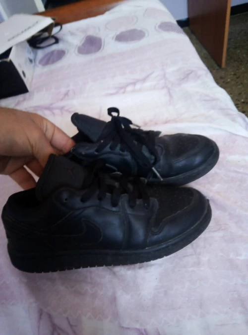 un lots de chaussure