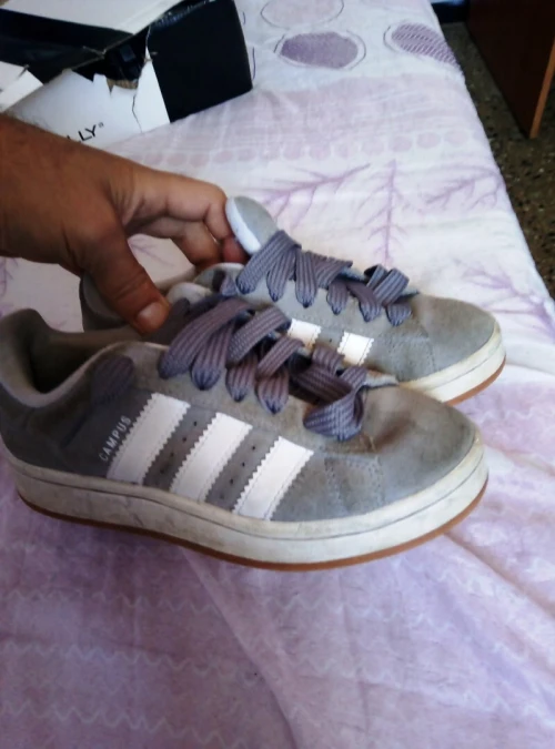 un lot de chaussure