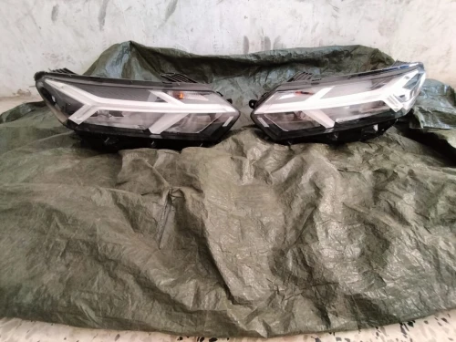 Capot et phares dacia sandero 