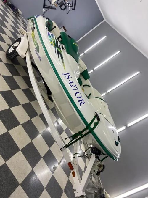 Jet boat  قارب سريع