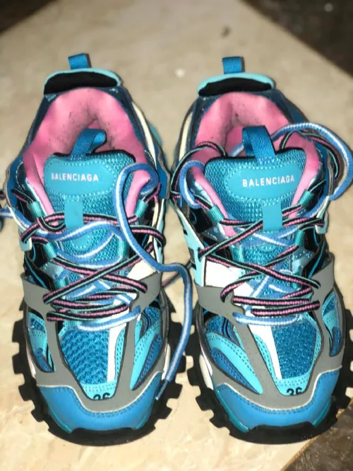 حذاء ستايل Balenciaga Triple S د حالة جيدة