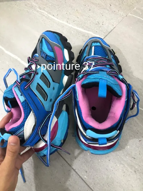 حذاء ستايل Balenciaga Triple S د حالة جيدة
