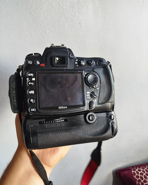  Nikon D300 2 Batteries  et Sac bon état