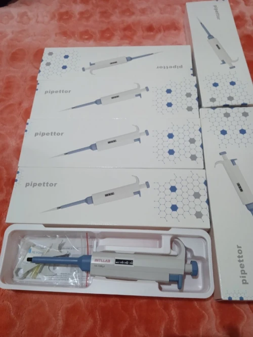 Micropipette pour laboratoire d'analyses médicales 