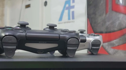 PS4 SLIM 500GB VERSION EN LIGNE AVEC DEUX MANETTES ETAT NEUF AVEC 5 JEUX