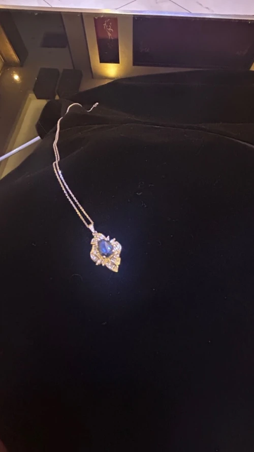 Pendentif en or blanc 18 k serti de diamants et sephire