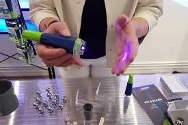 Bostik Fix & Flash Colle de Réparation Lumière UV (Colle Forte Photoactive) Applicateur et Tube
