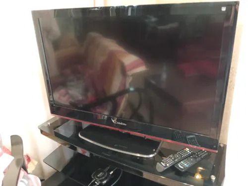 Téléviseur + table