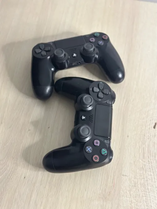 Ps4 pro + 2 mannete + 2jeux
