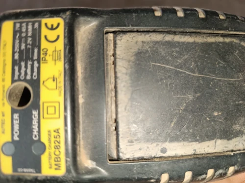 Chargeur de batterie radio commande pour une grue 