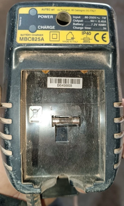 Chargeur de batterie radio commande pour une grue 