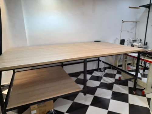 Table professionnelle pour atelier de couture 