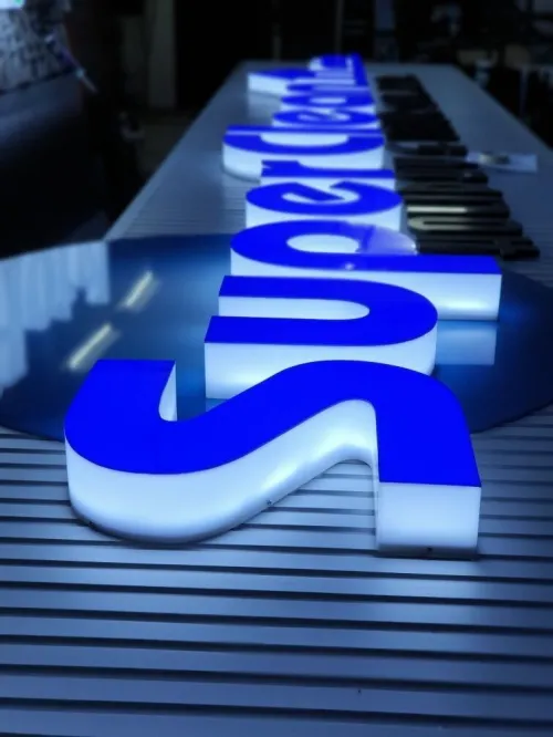 panneaux publicitaires et habillage لافتات إشهارية و تغليف محلات 