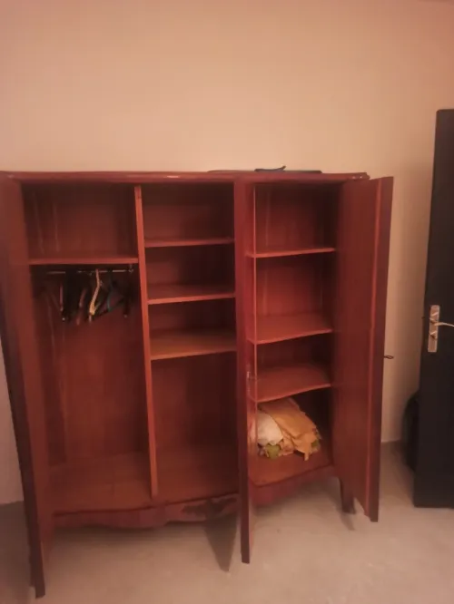Armoire en bois de rose. Massif