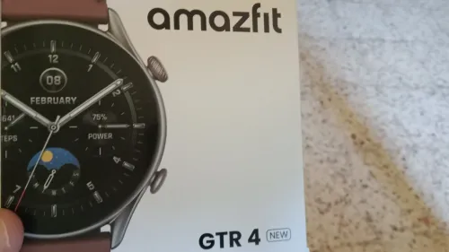 Amazfit Gtr 4 new Neuf avec bracelet noir et coque en plus