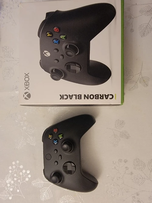 Manette Xbox Series X/S noire originale avec boîte Très bon état, utilisée environ 6 mois. Aucun drift, tous les boutons fonctionnent parfaitement. Manette propre et bien entretenue.
