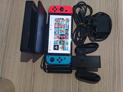 Nintendo switch oled flaché remplie de jeux état 9/10
