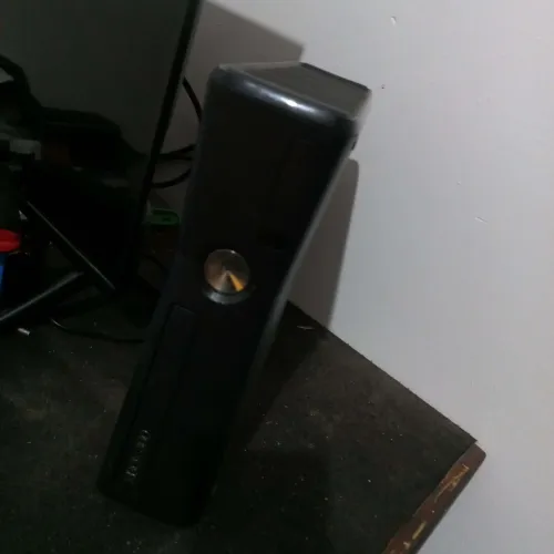 Xbox 360 Slim 250GB noire en bon état