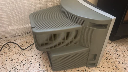 2 anciennes télévisions à ventre