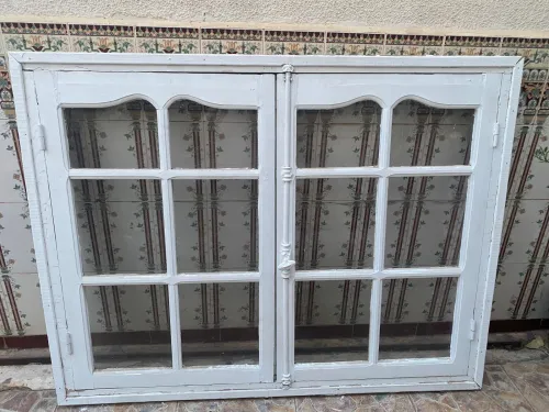 Fenêtre en bois rouge avec son cadre 125x160