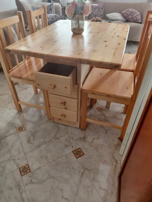 Table de cuisine bois rouge tres bien finie ,presque neuve