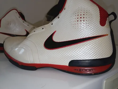Basketball shoes
