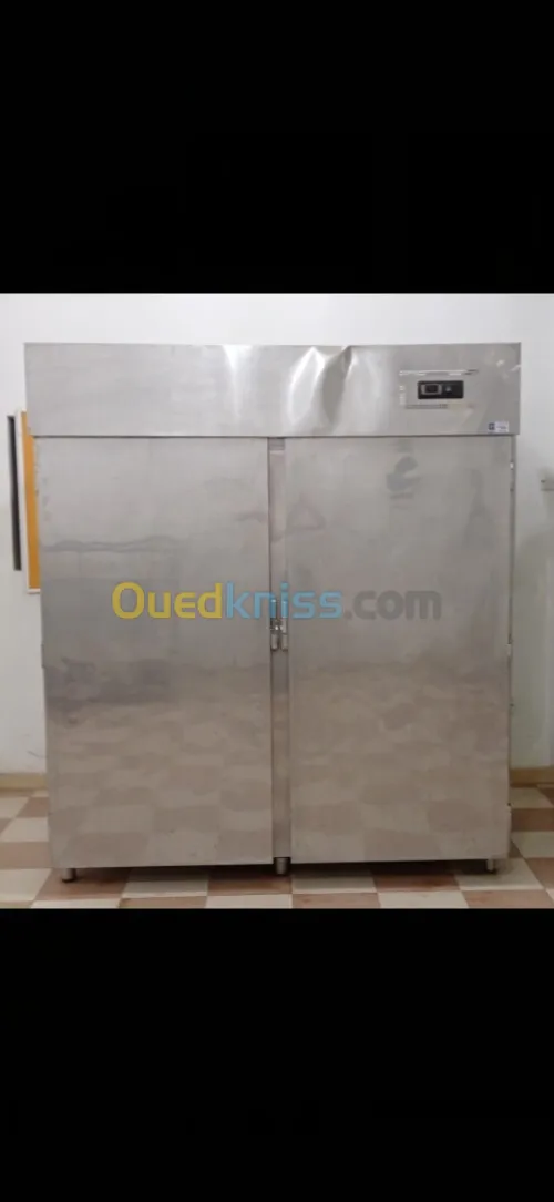 Armoire frigorifique 100% inox alimentaire de marque simafe. 