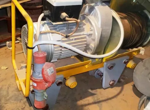 MONT CHARGE 1000KG AVEC SUPPORT nouveau JAMAIS UTILISÉ MADE IN ITALIEN 220/380V TLF 