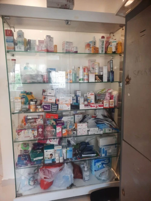 Vitrine en verre ( armoire )