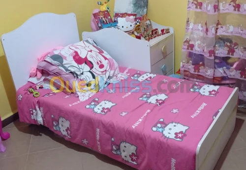 Je vend un lit avec sa table de nuit 