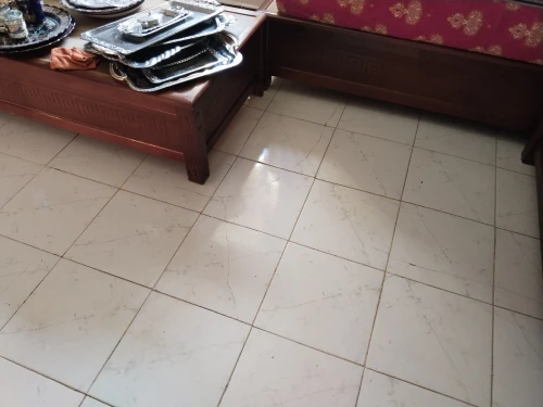 04 Canapés et une table avec surface en marbre