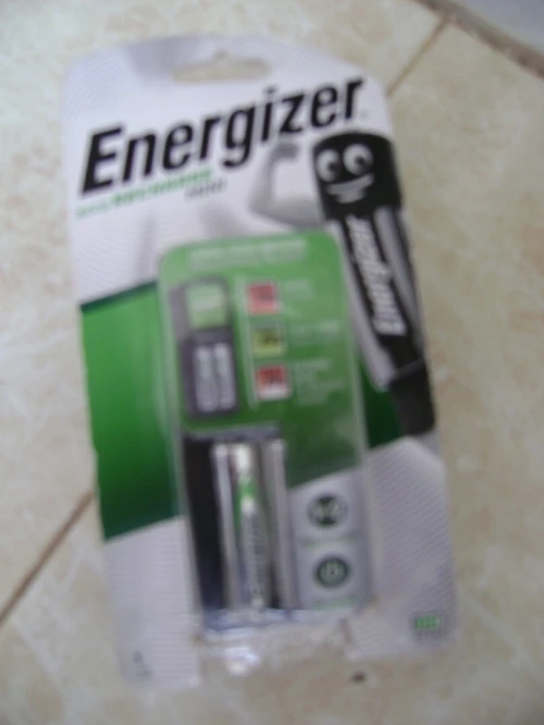 2 PILES + CHARGEUR MARQUE ENERGIZER