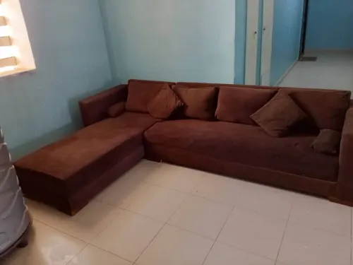 Slm je vend un salon de type L couleur marron foncé pour cause changement de décor merci