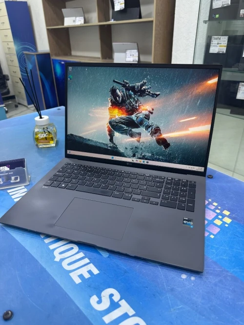 LG GRAM 17 CORE : INTEL i7 - 1360P DISC : 01 TB  (SSD)  RAM : 16 GB