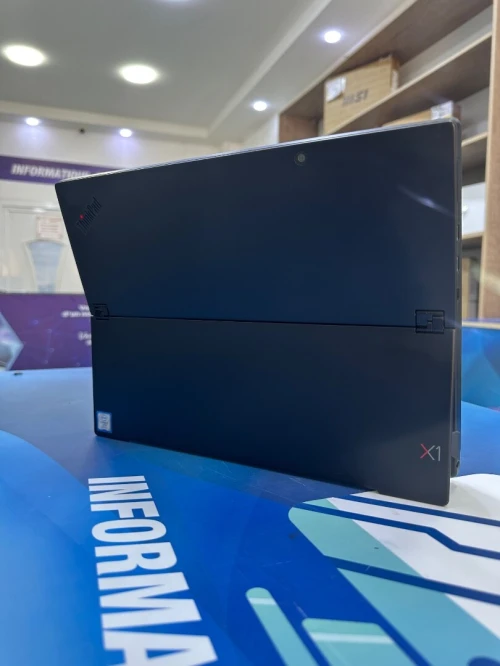 THINKPAD X1 2-1  CORE : intel i7 / 8650U DISC : 256 GB  (SSD)  RAM : 16 GB  